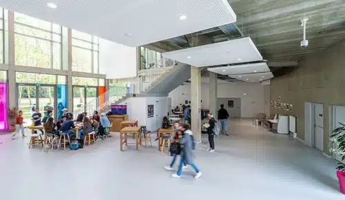 Les apprentis en supply chain dans les bâtiments flambant neuf de l'Ecole de commerce ESG de Toulouse