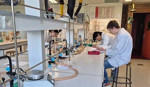 Apprentis dans les sciences dans le laboratoire de chimie de l'IUT d'Orléans