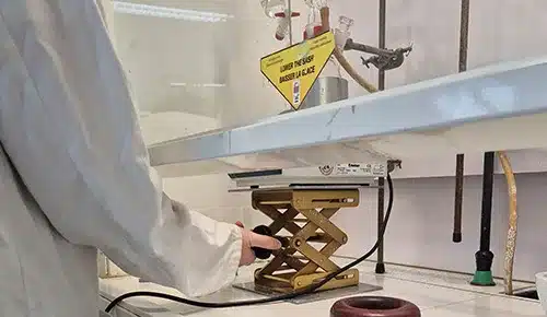Exercice de chimie d'un alternant dans le laboratoire de l'IUT d'Orléans