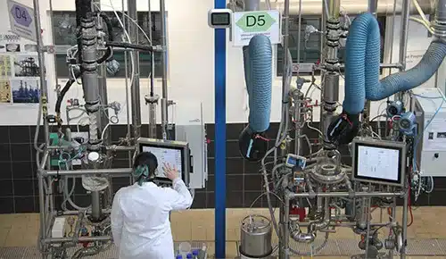 Apprentis dans la salle des machines du laboratoire de l'IUT d'Orléans