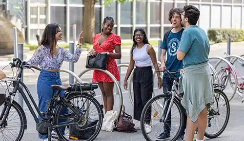 Jeunes étudiants en apprentissage heureux d'être présent sur le campus de la Sorbonne
