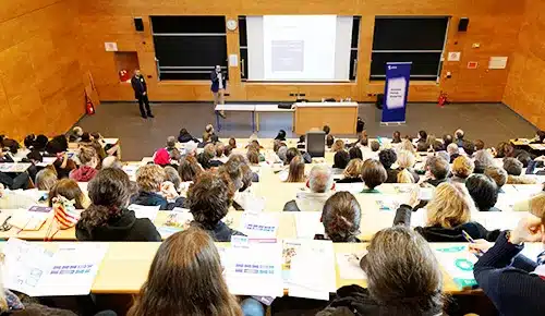 Jeunes apprentis en train d'étudier dans l'amphi de Sorbonne université