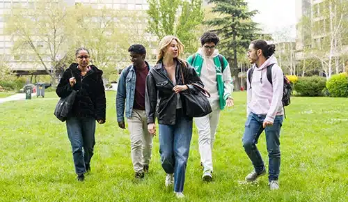 Jeunes sur le campus de Sorbonne université