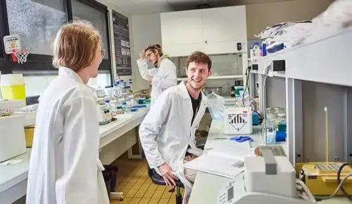 Jeunes apprentis dans les sciences dans le laboratoire de l'université de Tours