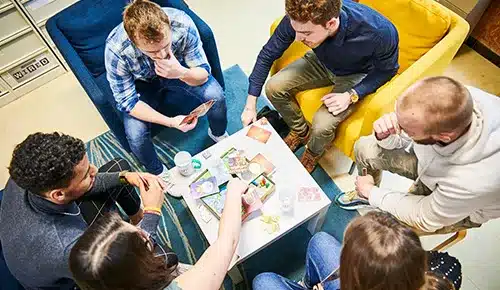 Jeunes étudiant en pause jouant à un jeu de société à l'université de Tours