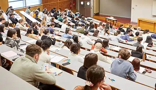 Jeunes alternants en cours dans l'amphithéâtre de l'université de Tours