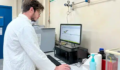 apprentis en sciences dans les laboratoire de l'ETSL