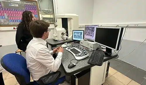 un professeur et un apprentis travaillant sur des microscope dernier cri dans les labos de l'ETSL