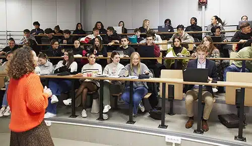 Jeunes apprentis dans l'amphithéâtre de l'IUT de Vélizy Rambouillet - UVSQ