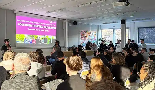 parent et élèves à la journée porte ouverte de l'IUT de Rambouillet