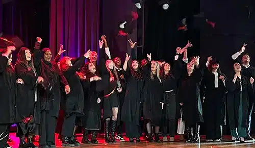 Etudiant heureux lors de la remise des diplômes à l'iut de de rambouillet