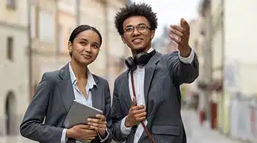 Jeunes apprentis heureux, ils ont trouvé une entreprise en laternance