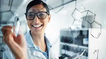 étudiantes heureuse de faire de la biotechnologie en alternance