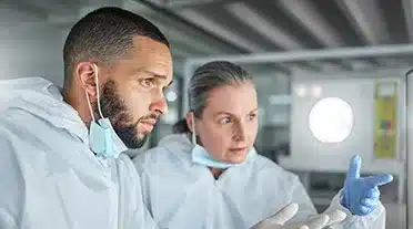 Alternant et son professeur en biotechnologie au laboratoire