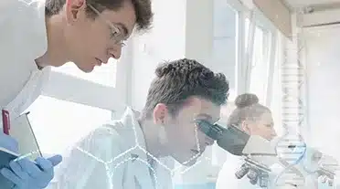 Jeune alternant travaillant en laboratoire, rémunérer par son entreprise scientifique