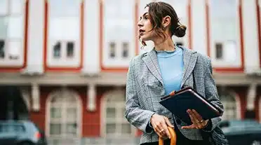 Jeune alternante prête à aller au travail pendant sa semaine en entreprise