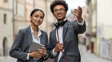 Jeunes étudiant recherchant leur entreprise pour leur contrat d'apprentissage