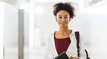 Jeune étudiante en apprentissage dans les sciences