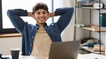 jeune apprentis détendu car il va gagner un peu plus en 2ème année d'alternance