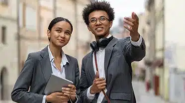 Deux jeunes étudiant à la recherche de leur contrat d'alternance