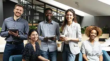 jeune équipe d'une PME heureuse de pouvoir embaucher un alternant grâce à l'aide exceptionnel à l'apprentissage