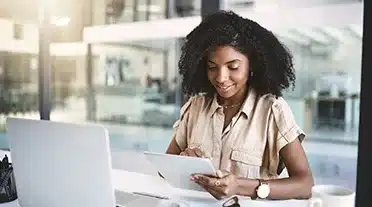 Responsable des ressources humaine qui s'apprête à embaucher un apprenti avec AFi24