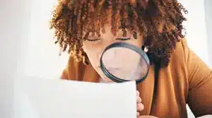 Jeune étudiante cherchant à tout savoir sur la master en alternance