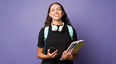 Jeunes alternante heureuse car elle as des aides à l'apprentissage
