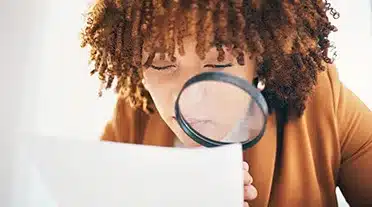 2tudiante regardant Ă la loupe les programmes de formations Parcoursup