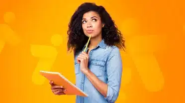 Jeune étudiante se demandant quelle sont les formations non sélective sur Parcoursup