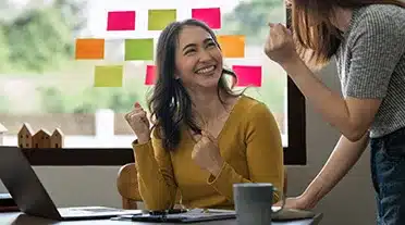 Jeunes entrepreneuse heureuse d'embaucher un alternant