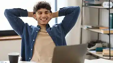 Jeune étudiant heureux car il as trouvé une entreprise pour son alternance