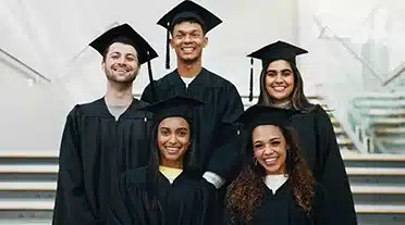 Jeunes diplômé ayant réussi leur alternance grâce à leur entreprise
