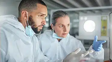 Jeune apprentis en chimie avec son professeur