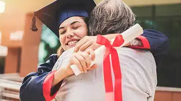 étudiante célébrant son diplôme de chimie en alternance