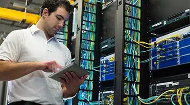 Ingénieur serveur en alternance dans une salle serveur