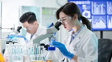 Ingénieur en alternance travaillant en laboratoire
