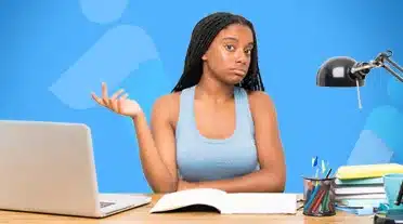 étudiante se posant la question : c'est quoi une formation sélective sur parcoursup ?