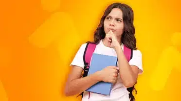 Jeune étudiante se posant des questions sur les formations sélective Parcoursup