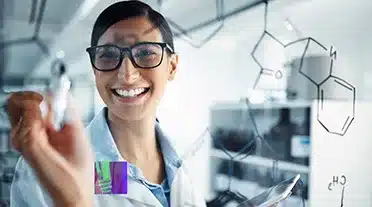 Jeune apprentis dans la chimie travaillant dans un laboratoire, elle est heureuse de sa rémunération