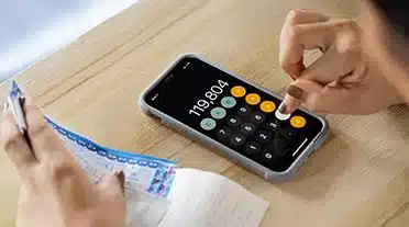 Etudiant optimisant son budget grâce aux aides et à la prime d'activité