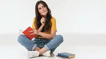 Jeune fille préparant les arguments à mettre en avant sur son CV