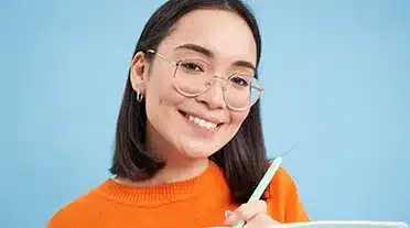 Etudiante notant tous les conseils pour créer un bon CV