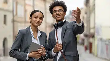 2 étudiant heureux qui ont choisi la bonne formation qui intéresse les entreprises pour des contrats en alternance