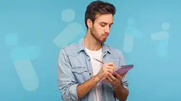 Etudiant qui note les bonne questions à ce poser avant l'apprentissage