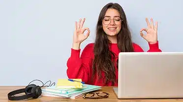 Jeune étudiante zen, prête pour trouver son alternance avec AFI24