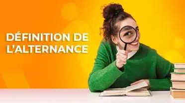 Jeunes étudiante qui étudie sérieusement l'alternance en étudiant sa définition