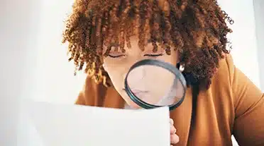 étudiante qui choisi l'alternance et qui étudie à la loupe les base à connaitre