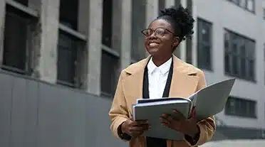 Jeune alternante très heureuse d'entrer dans le monde professionnel à côté de ses études en alternance