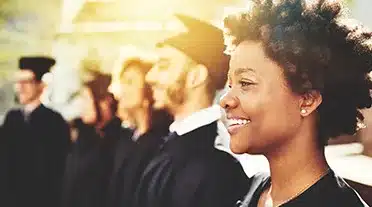 Jeunes étudiant diplômé voyant les possibilités de l'alternance s'ouvrir à eux